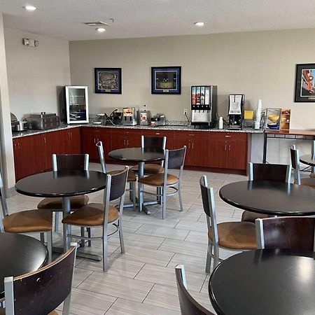 Days Inn By Wyndham Near Kansas Speedway Kansas City Kültér fotó