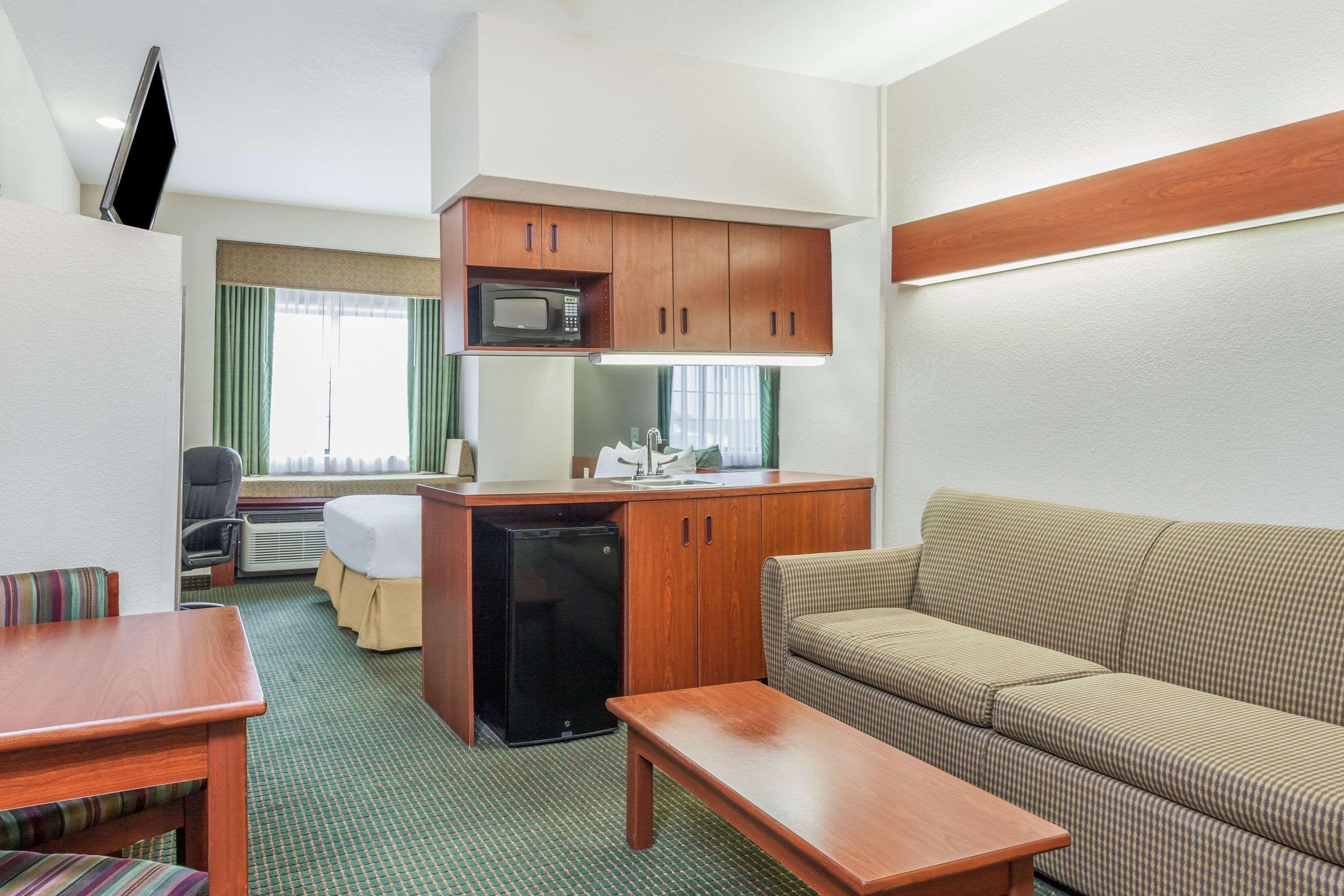 Days Inn By Wyndham Near Kansas Speedway Kansas City Kültér fotó